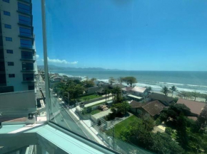 Apto espaçoso em frente ao mar